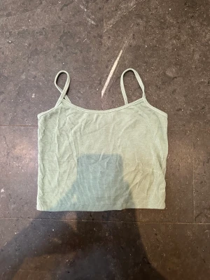 Linne shein 🙏🏼 - Superfin grön färg, knappt använd. Storlek s 👌🏽 mjukaste materialet. försten till kvarn. Klicka gärna på köp nu ❤️