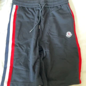Moncler shorts - Ja säljer dom för dom va för stora, alltså har jag bara provat dom på och inget mer. Jag e 179 och dom gick till knäna på mig. Skriv om du vill ha mer bilder eller undrar nåt. Pris kan diskuteras