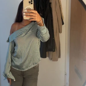 Långärmad silkes tröja - En långärmad tröja med silkes material. Väldigt bra skick, använt få gånger🥰