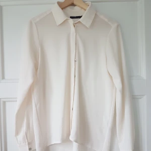 Skjorta strk 36 Åhlens - Skjorta i fint tunnt vitt tyg. Strlk 36. Märke Åhlens. Passar både till vardags, jobb och tillställning.