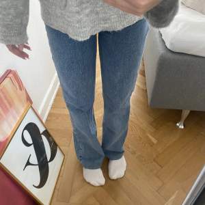 säljer dessa skitsnygga jeans från bikbok som ej kommer till användning längre, sitter så snyggt!💓 storlek 25 i midjan och 32 i längden men är uppsydda så de passar mig perfekt som är ca 168💓