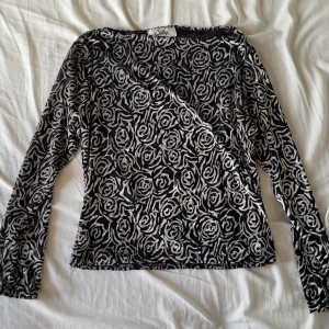 Tröja - Köpt second hand och står ingen storlek men gissar den passar storlek S 