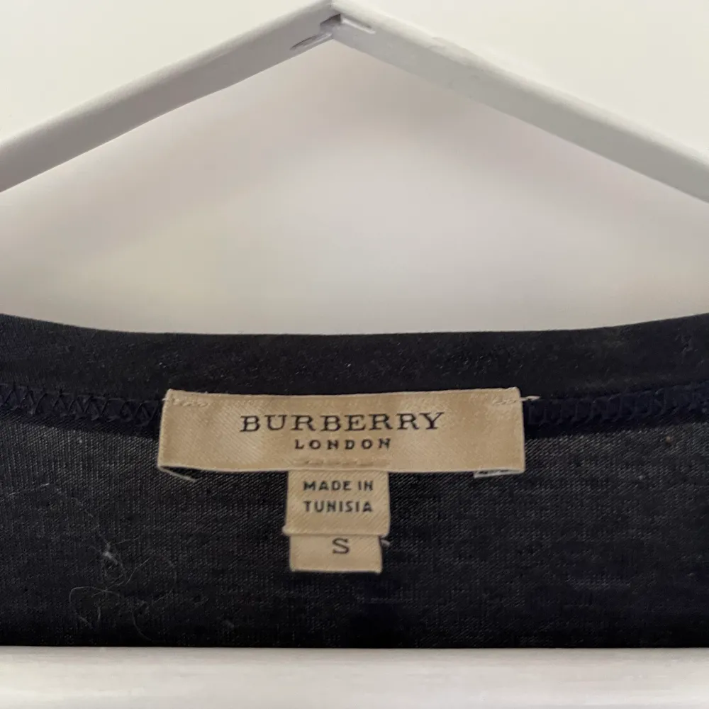 Burberry cardigan i 100 % bomull. Tunt material. Knappt använd men har en liten lagning som knapp märks. Herr small.  Dam medium. Tröjor & Koftor.