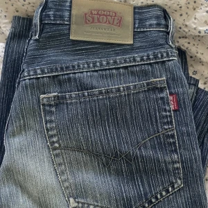 Midwaist jeans från Woodstone  - Jättefina (& sköna) midwaist jeans som tyvärr inte passar längre :(. Det står ingen storlek i dem men skulle gissa kring 27/30 (72cm midja, 73cm innerbenet)! Skriv om du har någon fråga!!!💕💕