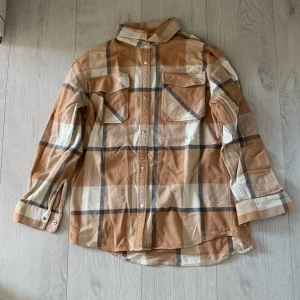 Tröja  - En beige, vit och grå tröja. Ganska varm så passar bra nu på hösten.  Använd ganska många gånger så därför sänker jag priser rätt mycket.