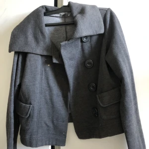 Kort kappa - Säljer min gråa korta kappa, den är köpt secondhand och har älskat den men har alldeles för mycket liknade jackor hemma. Ser som ny ut.💕 fler bilder skickas vid önskan!!