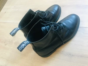 Dr. Martens skor  - Säljer dessa finkängor Dr.Martens i väldigt bra skick 8 av 10.  Storlek på de är 45  