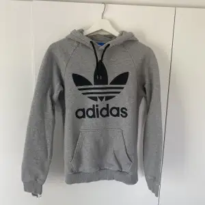 En Adidasbyxor hoodie som inte kommer till användning💕💕