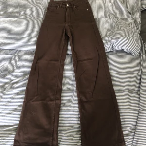 Bruna Jeans - Ett par högmidjade jeans 🤎