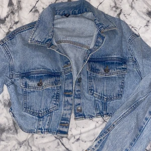 Jeansjacka  - Det är en jeansjacka 