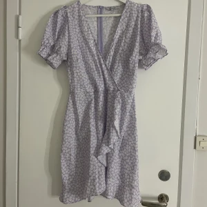 Blommig klänning Chiquelle - Lila, blommig omlottklänning från Chiquelle. Storlek M. Superfint skick💓