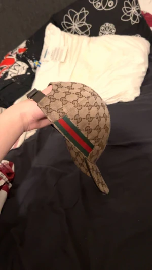 Gucci keps  - Säljer min äkta Gucci nu pågrund av att den inte kommer till användning den e lite sliten men ser fortfarande bra ut