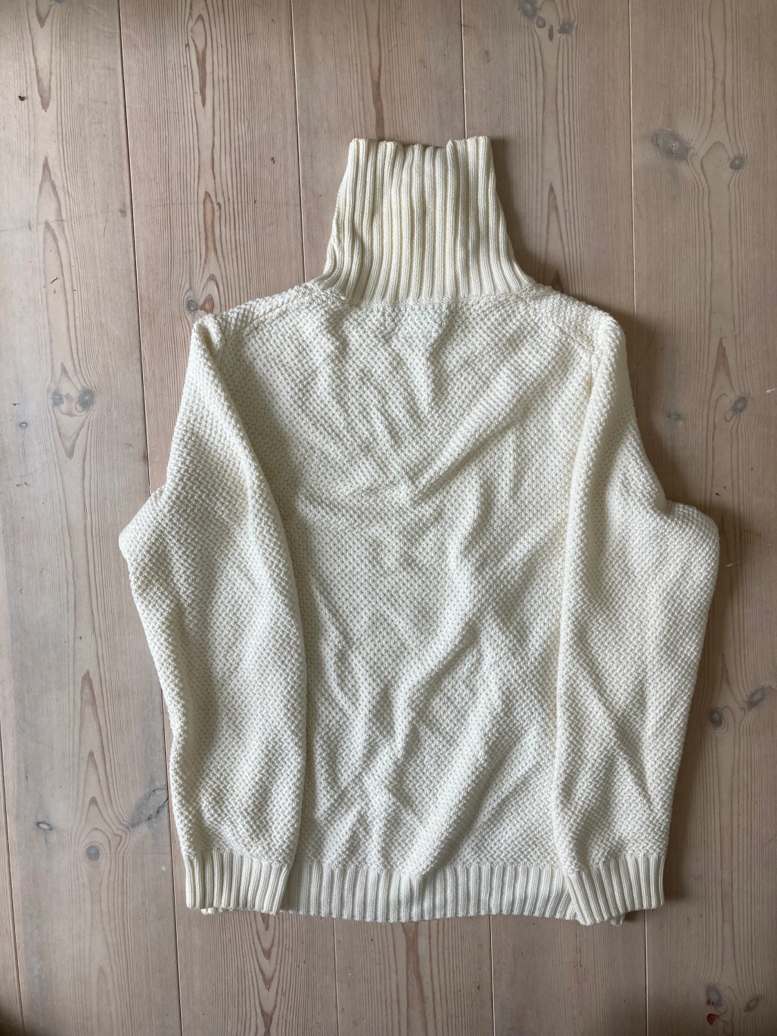 Cremevit polo med struktur