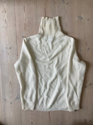 Cremevit polo med struktur - Cremevit Polo från brothers. Storlek M Sparsamt använd och i gott skick 