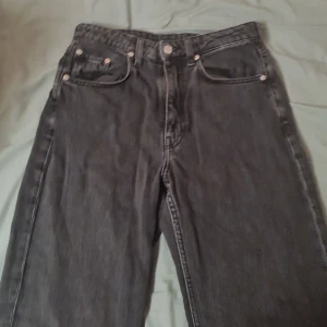 Weakday jeans - Storlek 28/30. Jag kan inte skicka paket :/ men om due intresserad kan vi träffas i tc.