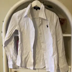 Vintage 90-tals Polo by Ralph Lauren skjorta i vitt. Storleken säger M men passar som en XS
