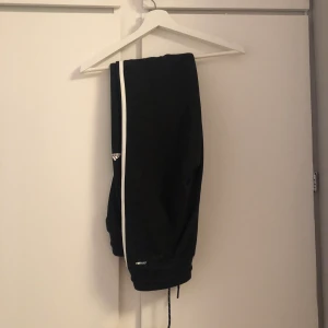 Adidas byxor - Säljer dessa då de inte kommer till användning. Finns även en matchande tröja på min profil. Inga skador eller liknande 