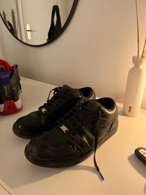 Jordan 1s all black - Jordan 1s all black   Sällan använda lådan finns kvar Guldsmycket har jag satt på själv kan ta av det om önskas   Nypris 1199kr