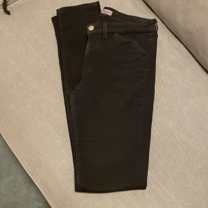 Filippa K svarta jeans M/L - Fina Filippa K svarta jeans. Det står L men jag skulle säga att de passar M! Se mina andra annonser, bra paketpris utlovas om du är intresserad av flera plagg! 
