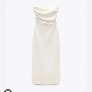 Supersnygg klänning i storlek S. Oanvänd med lappen på. Säljer då den tyvärr är för liten 💕
