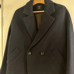 Mörkblå kappa💓 - Nu säljer jag min fina kappa i ullmix i strl XS-S (Den är stor i storleken) 💓Den är köpt på Lindex för 900kr och är använd 1-2 ggr därav inga defekter❄️ Innan den överlämnas till nästa kommer jag såklart rolla den och borsta väck håret som syns på bilden💓❄️