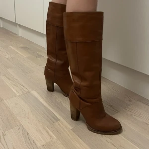 Läder boots - Jag säljer mina bruna äkta läder boots i strl 37 då de inte kommer till användning. Endast använda fåtal gånger samt inga deleffekter. Nypris 2000kr. Kom privat för fler frågor💓