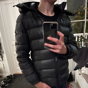 Ralph lauren jacka  - Riktigt snygg Ralph lauren jacka helt perfekt nu till vintern❄️litet hål på ärmarna 🍁 Storlek 16 vilket passar XS.  Modellen på bilden är 169💫  Skriv vid frågor eller funderingar🤝