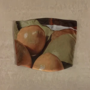 Tubtopp med frukter - Cool tubtopp från Motel Rocks med fruktmönster. Säljer då den inte kommer till användning. Nyskick! 