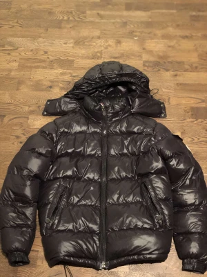 Svart moncler jacka  - Säljer en moncler jacka skriv för fler bilder den är oanvönd  äckta moncler jacka  