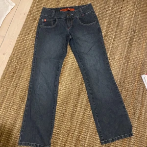 Lågmidjade jeans - Säljer dessa supercoola lågmidjade raka jeans. Har inga bilder med dom på men fråga gärna om nått💓 