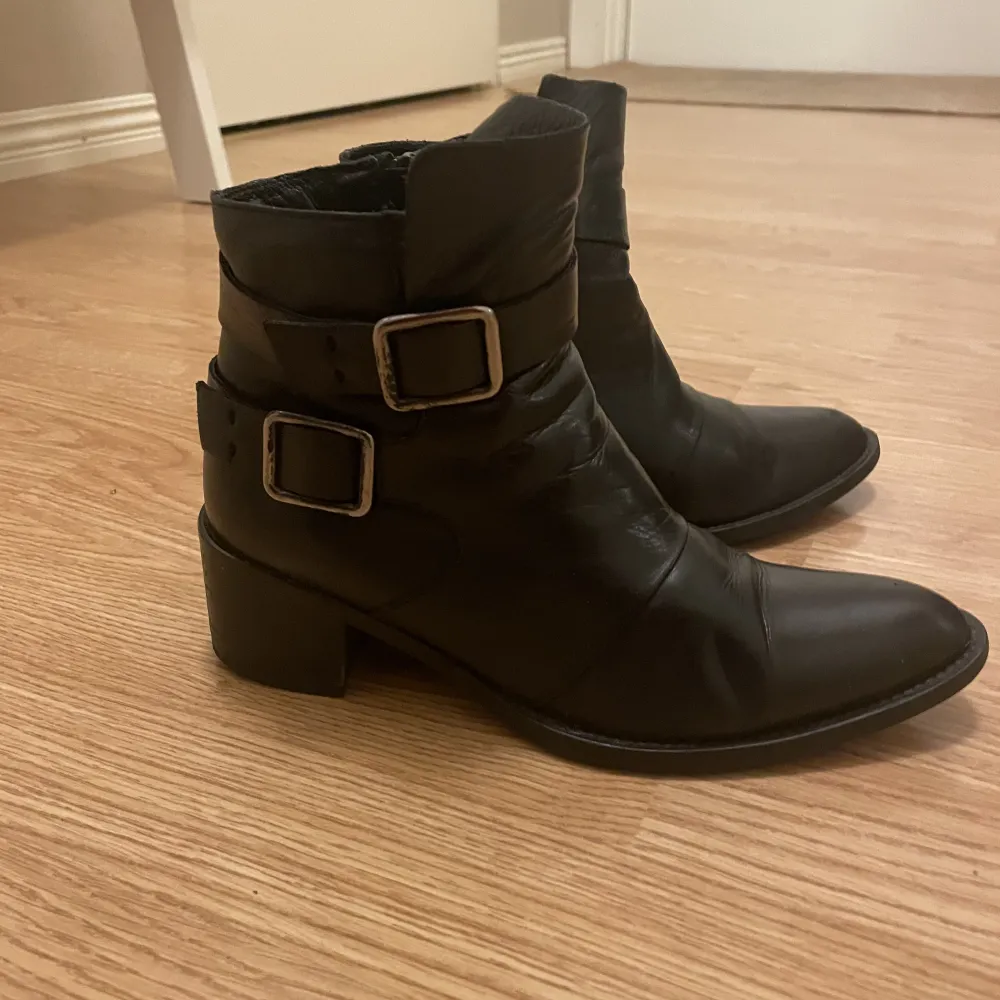 Ett par svarta boots från Bianco. Snygga och passar perfekt nu under hösten. Säljer då jag inte använder dessa mer.. Skor.