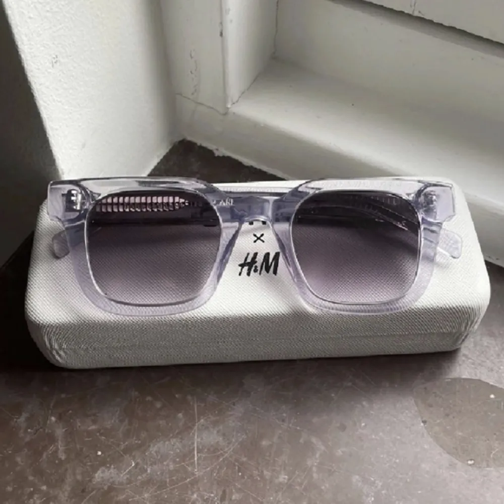 lila chimi x hm solglasögon. Så fina och inga tecken på användning. Box medföljer  (Lånad bild) 750+frakt . Övrigt.