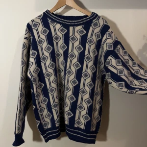 Unik Norsk lusekofta - Lusetröja/ulltröja i unik mönster🌟 köpt secondhand! Ingen märkt storlek men skulle säga s/m typ!