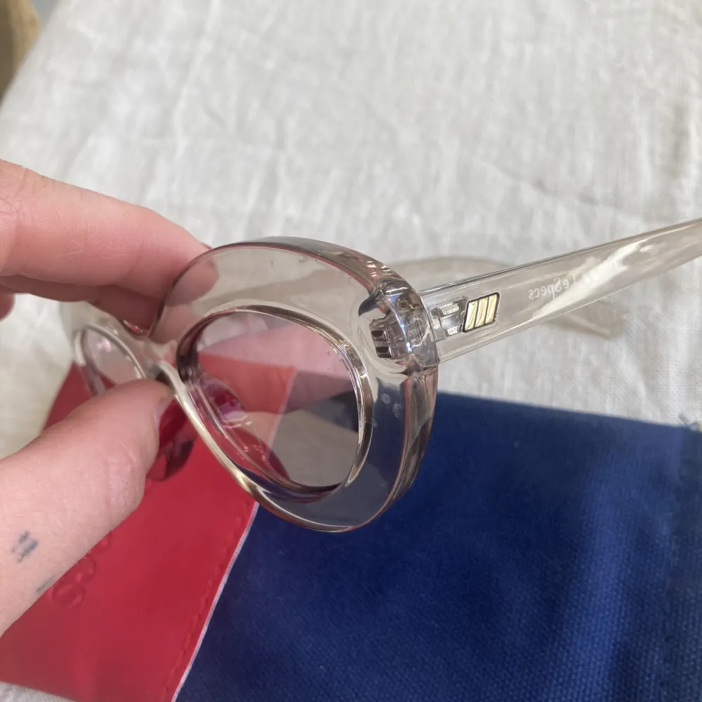 Retro-aktiga solglasögon från Le Specs. Sparsamt använda men har en liten repa på ena glaset (bild 3) dock inget som syns när man har dom på. Supercoola med reflekterande rosa glas. Kommer med originalfodral. . Accessoarer.