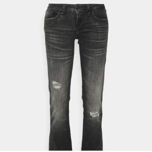 Säljer dessa populära jeans från Ltb i modellen valerie. Nyskick 💓 ursnygga 