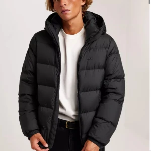 J. LINDEBERG jacka - Otroligt fin och sparsamt använd vinterjacka, storlek S Nypris, hittade inte om det var rätt modell men det står 4800 på nätet, mitt pris 3700 kan också diskuteras vid en snabb affär!! Checka även in andra kläder på profilen!