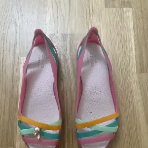 Hjälper min morsa med att sälja dessa sandaler då de inte kommer till användning längre. 