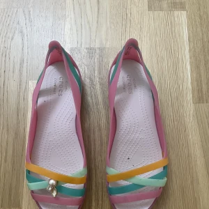 Crocs sandaler  - Hjälper min morsa med att sälja dessa sandaler då de inte kommer till användning längre. 