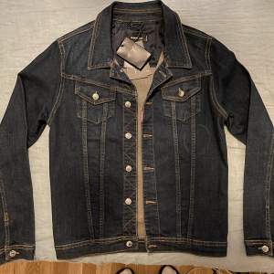 Dsquared jeans jacket Helt ny  Mörk blå Retail priset ligger på +4500kr  