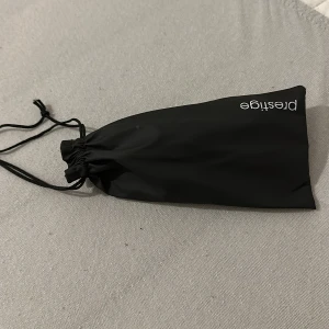 Solglasögon  - Aldrig använda bra skick. Påsen tillkommer. STÅR EJ FÖR FRAKTEN 