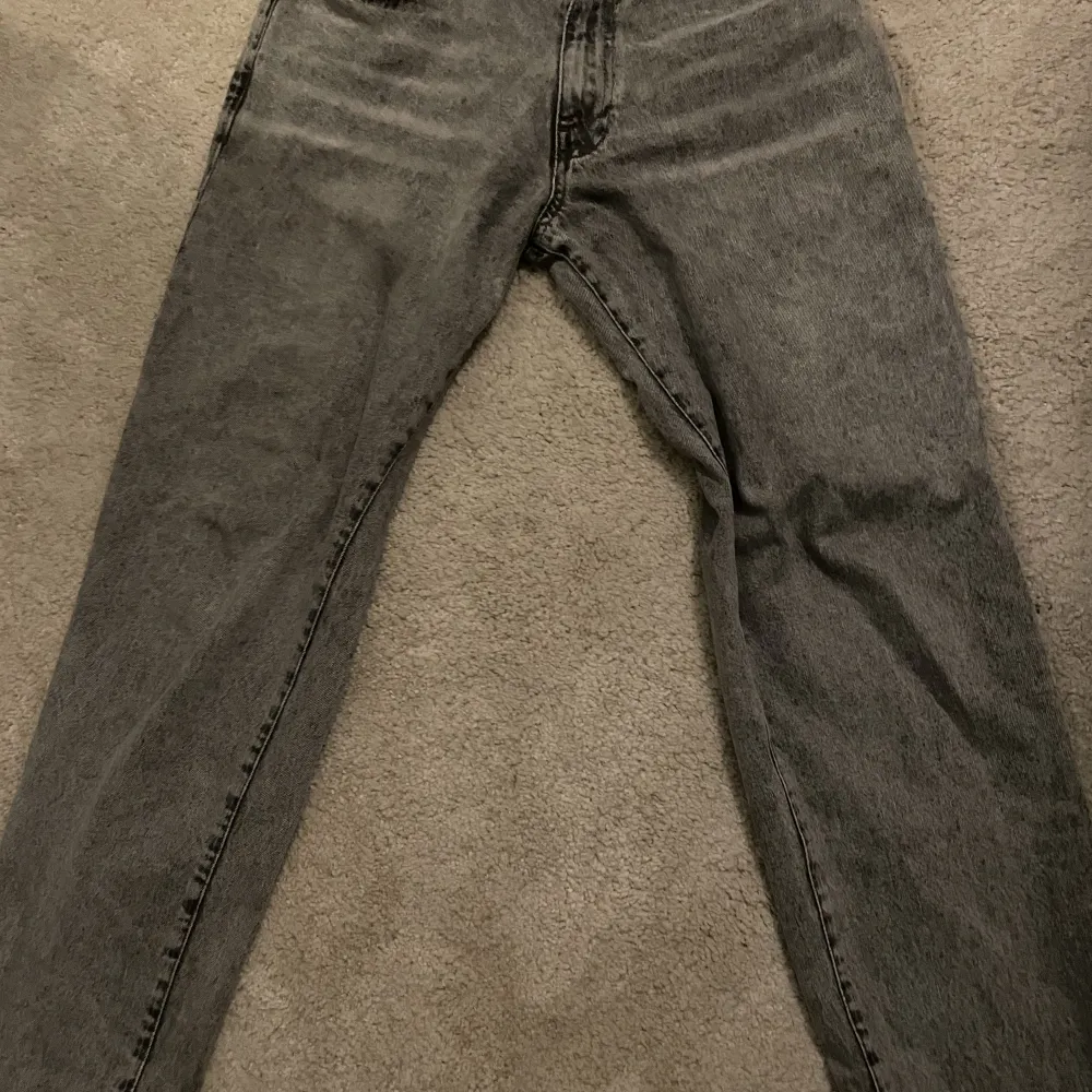 Säljer mina Woolbird jeans då de blivit för små. Nypris ligger på 1000kr. De har inga defekter och är i Nyskick. Kontakta mig vid minsta funderingar. Priset är inte hugget i sten☺️☺️☺️. Jeans & Byxor.