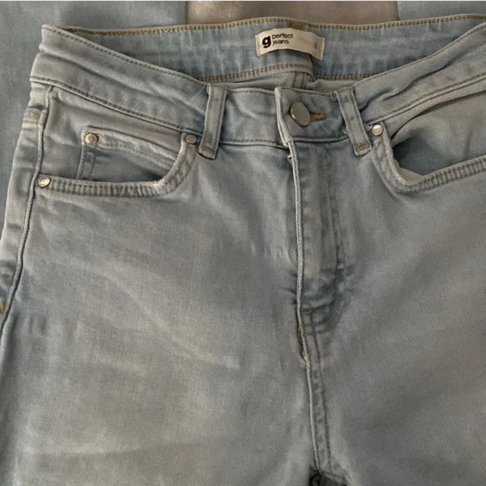 Utsvängda jeans ifrån gina tricot😇 lägger upp igen för gratis frakt. Jeans & Byxor.