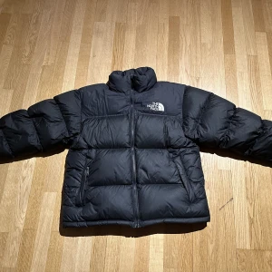 North Face 1996 Retro Nuptse  - North Face dunjacka, storlek medium.  Använd två vintrar och är i väldigt fint skick.  Kan skickas eller mötas upp i Göteborg.
