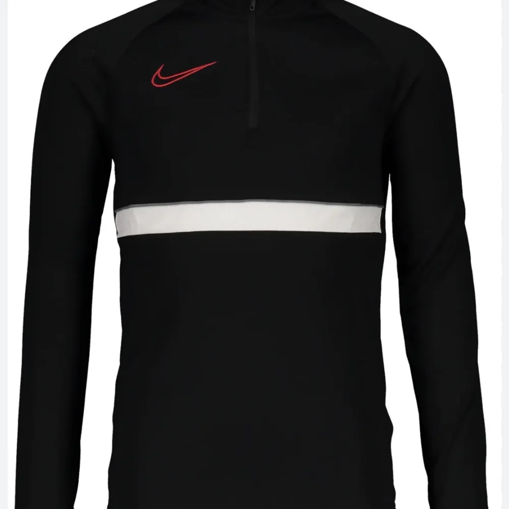 Säljer Nike tröja från JD för 150-200 kr. Köpt för 400. Ska dock vara lite oversized. Inga Defekter alls, använt väl. Köparen står för frakt🩷. Hoodies.