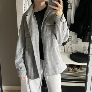 Zara jacka - Tunnare jacka/overshirt från zara, sitter lite oversized på mig som har s 🥰