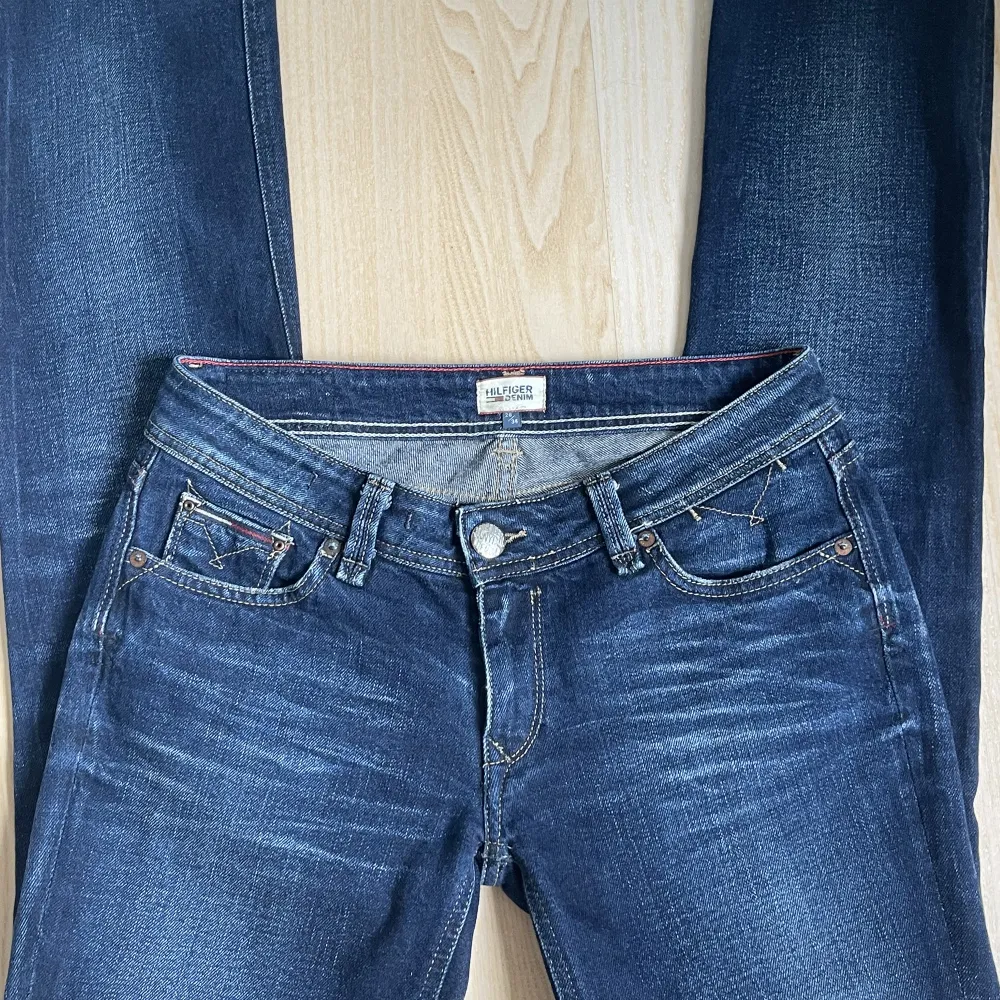 Lågmidjade jeans från Tommy hilfiger. Köpta second hand men har inga tecken på användning. Inte använda av mig då de inte riktigt passar. Köp gärna via köp nu!💗innerbenslängd:83 midja:33. Jeans & Byxor.
