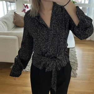 Blus - Supersöt blus från BikBok i storlek xs, med snörning i midjan 💖