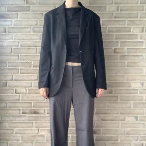 Svart kavaj - Kavaj ifrån Monki i lite oversized fit. Storlek S Jag är 172cm, se bilder för passform
