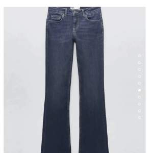 Super fina mörkblå low waist jeans! Dom är i super fint skick! 
