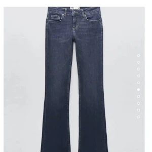 Low waist jeans - Super fina mörkblå low waist jeans! Dom är i super fint skick! 